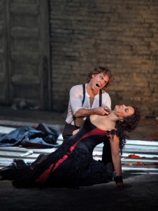 Elina Garanca as Carmen and Roberto Alagna as Don José in Bizet’s “Carmen.”  Photo: Ken Howard/Metropolitan Opera Taken at the Metropolitan Opera during the dress rehearsal on December 28, 2009. Ken Howard photo.