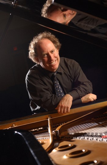 Jeffrey Kahane at the piano. 